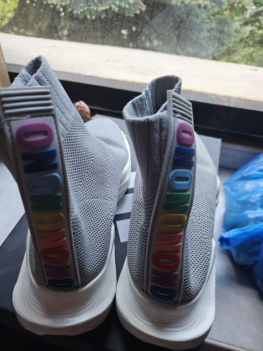 Спорти удобни обувки.