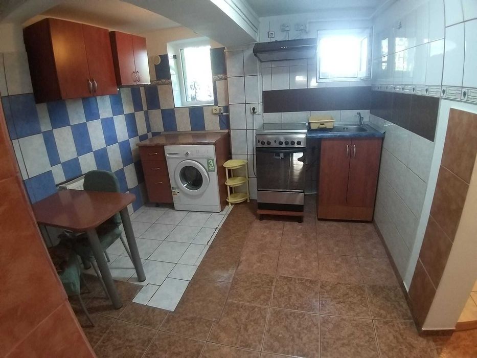 Proprietar, inchiriez garsoniera la curte