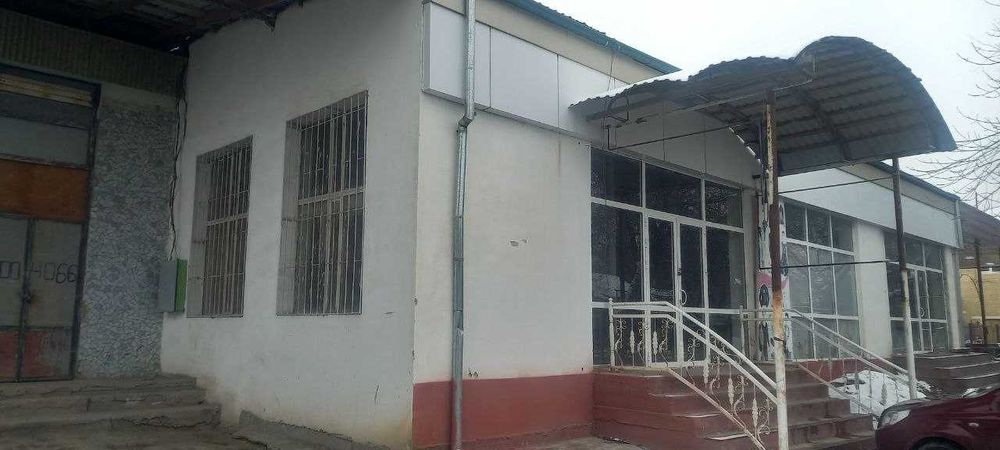 Савдо дўкони биноси Сирдарё вилояти Ховос тумани марказида жойлашган