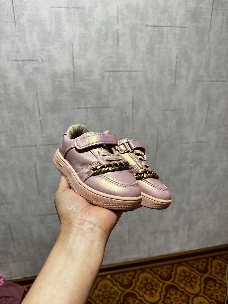 Детские обуви для девочек. Размеры сандали 26, красовки 27