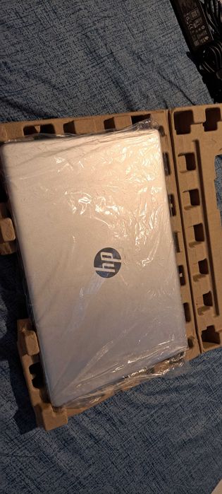 Vând laptop HP procesor i5 ssd256gb 8gb ram ddr4 monitor 15,6 Free dos