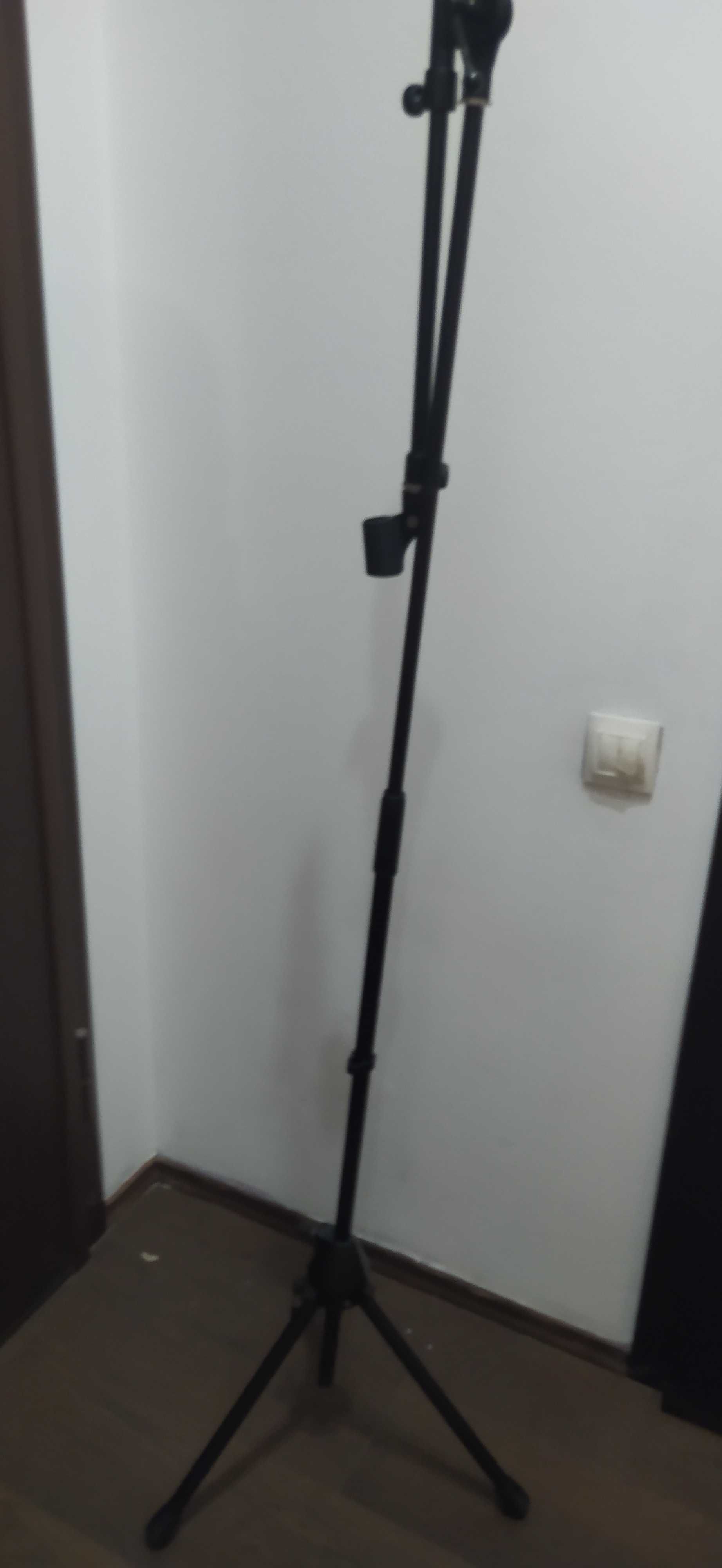 Стойка и аудио микрофон чисто нови