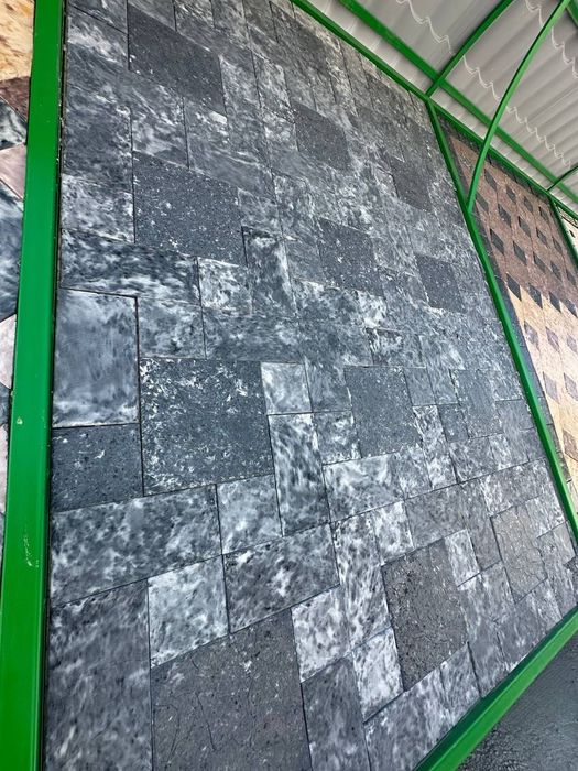 Производим брусчатку, бордюры и люки из лучшего цемента.