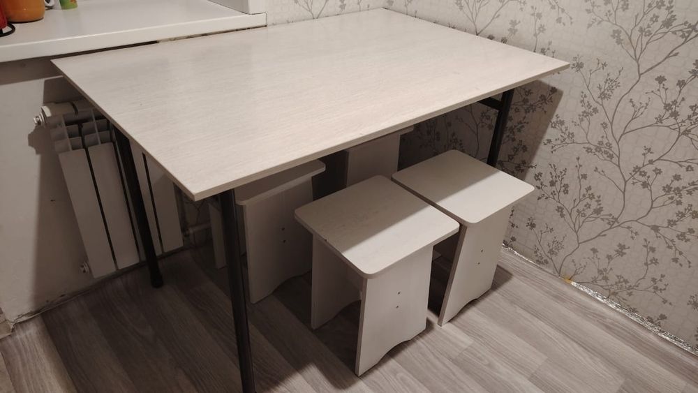 Продам стол со стульями 4шт