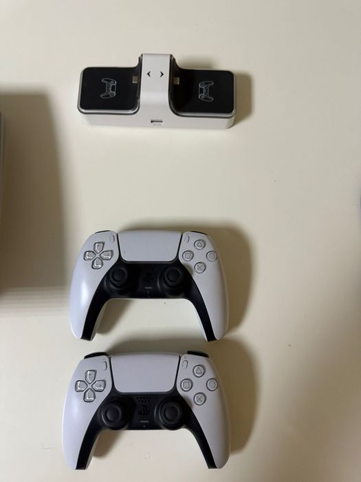 PlayStation 5 Disc Edition | 2 Controlere + Stație Încărcare | Ca Nou