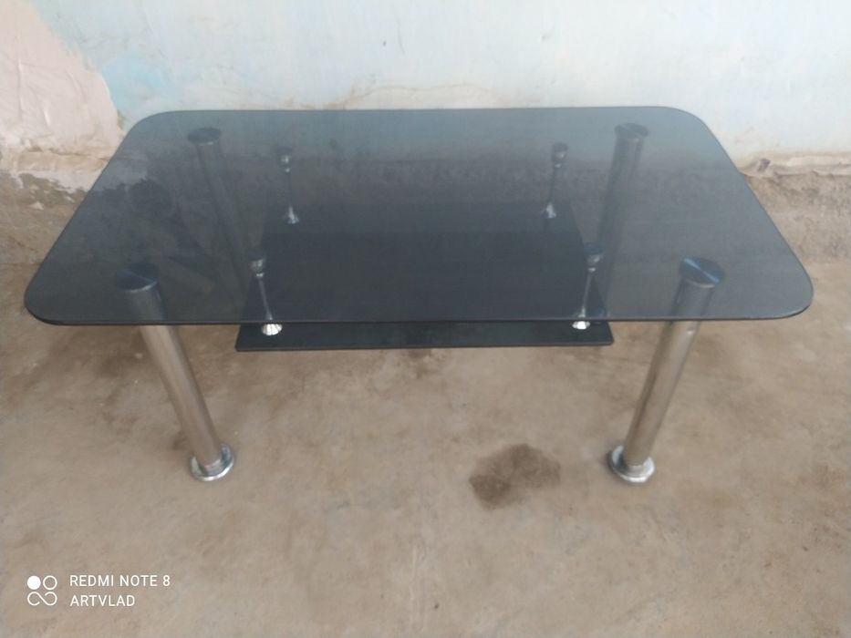 Продаётся стеклянный журнальный столик