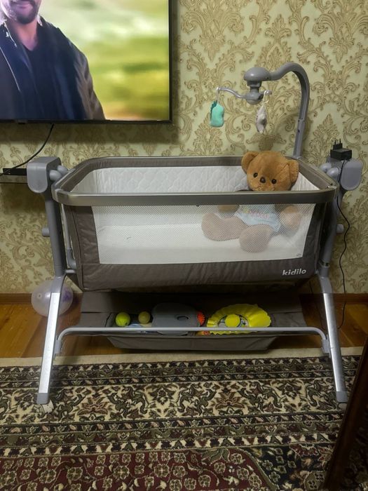 Detskiy kravatcha kalibel sotiladi yangi bir marta.  yotgan   chaqaloq