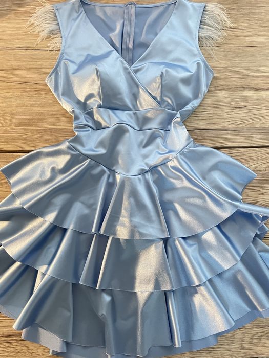 Rochie scurtă bleu satinat cu volane și pene la umeri