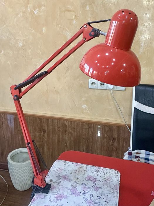 Продается настольная лампа