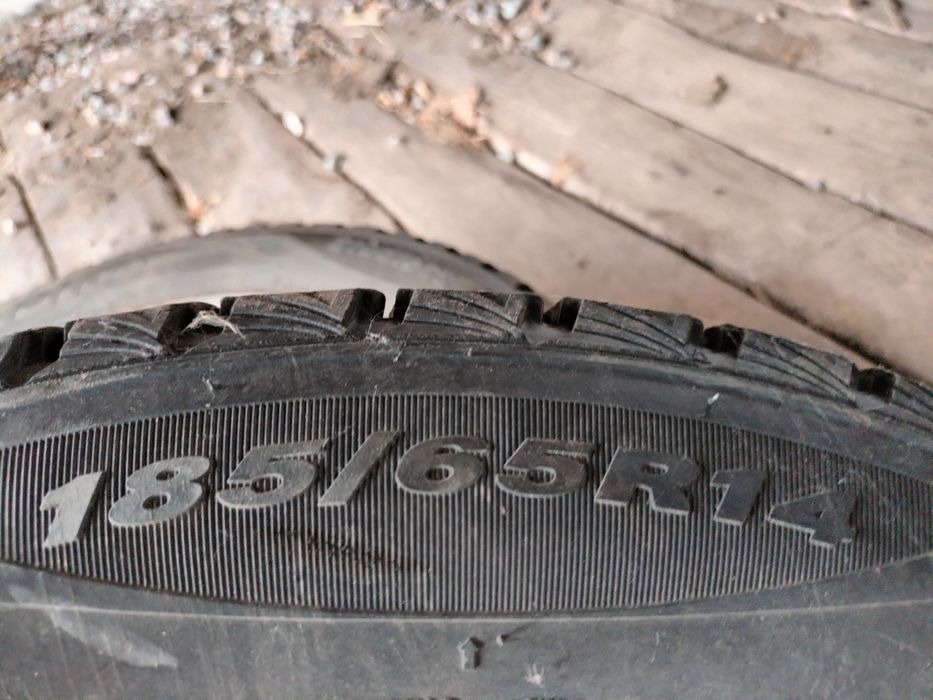 Зимние шины с дисками в отличном состоянии 185/65R14  2 шт