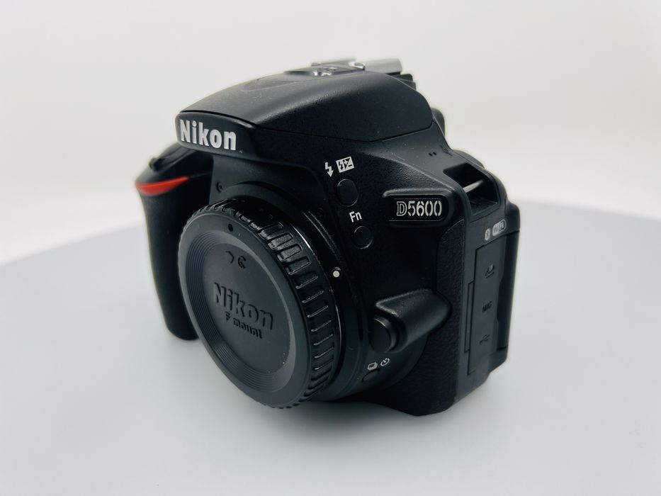Nikon D5600 + Obiectiv AF-S 18-105mm/Pret fix!