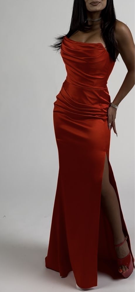 Rochie rosie S formata din corset si fusta decupata pe picior