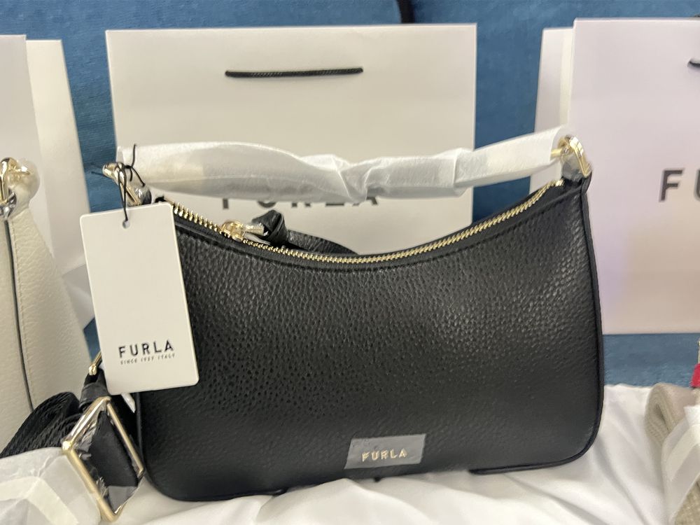 Furla Emera в черно и червено.100% оригинал със сериен номер,етикети