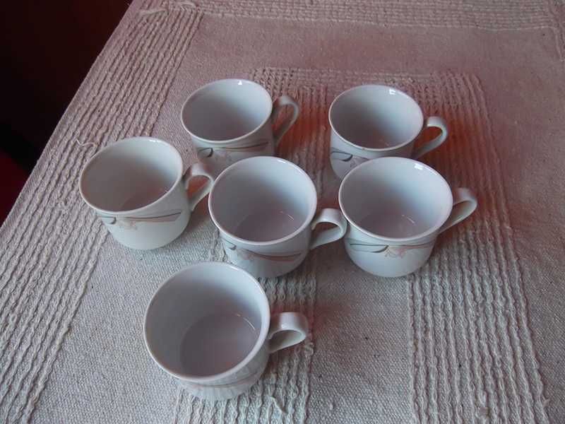 Set ceșcuțe și farfurioare