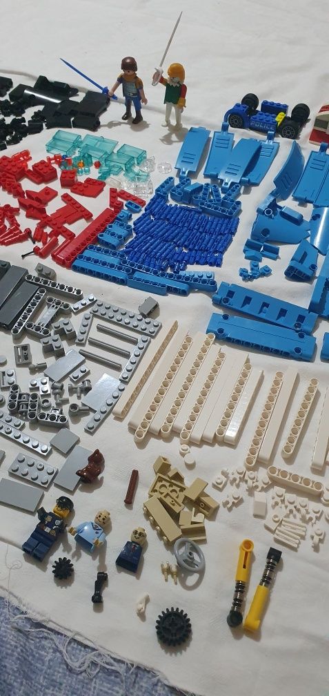 Piese Lego și figurine