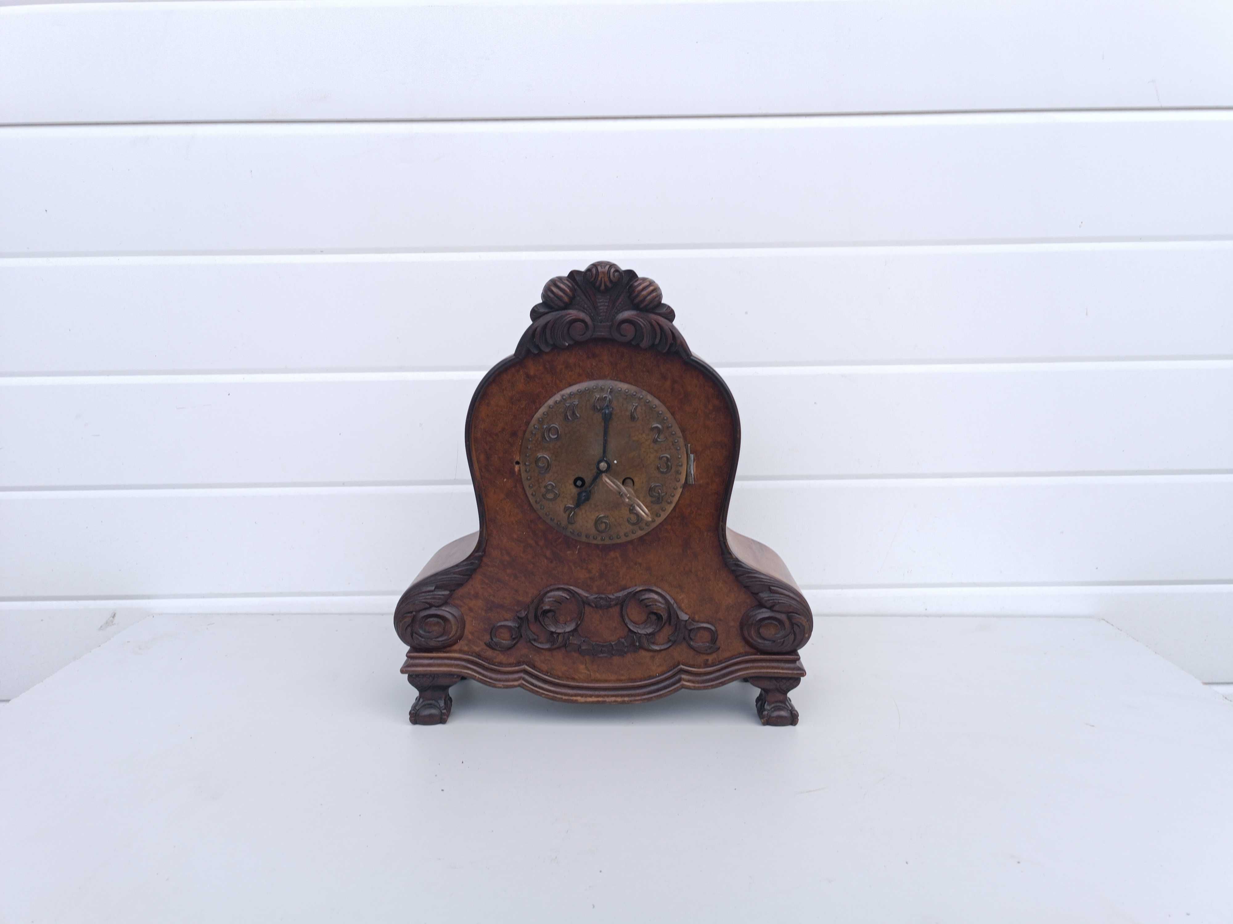 Антикварен каминен часовник с красива дърворезба. Внос от Франция