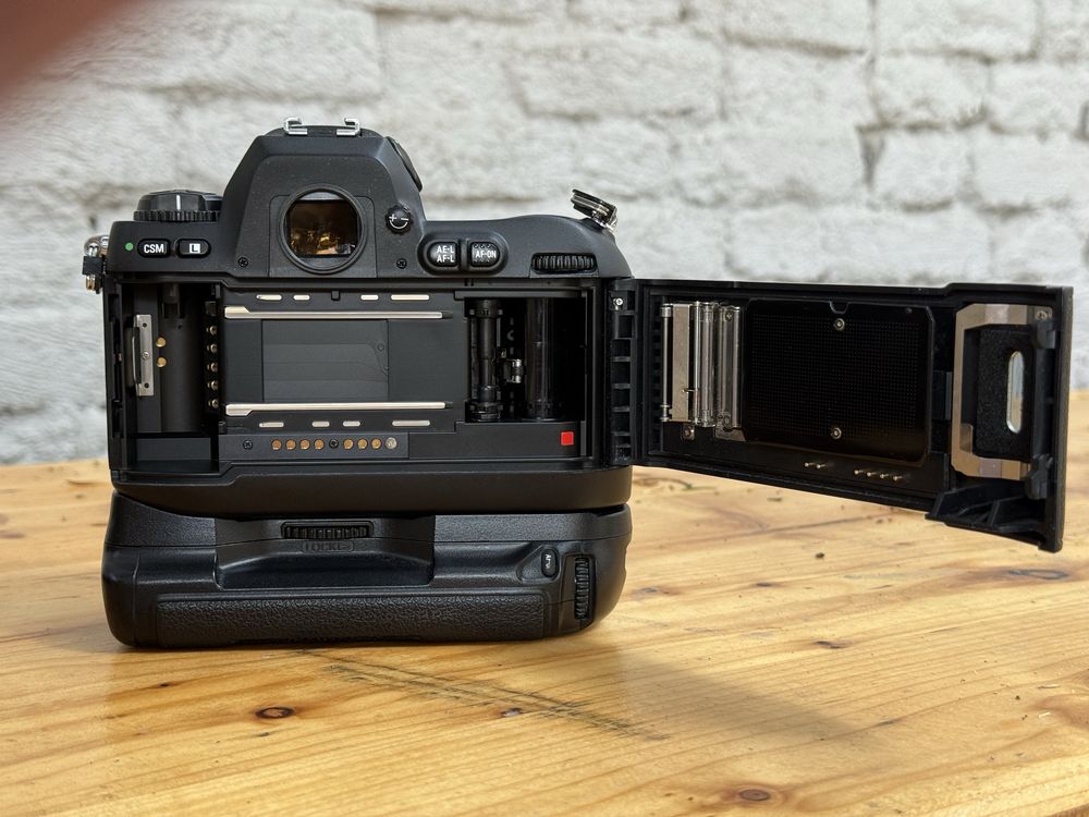 Camera film Nikon F100 Mint+++ cu grip