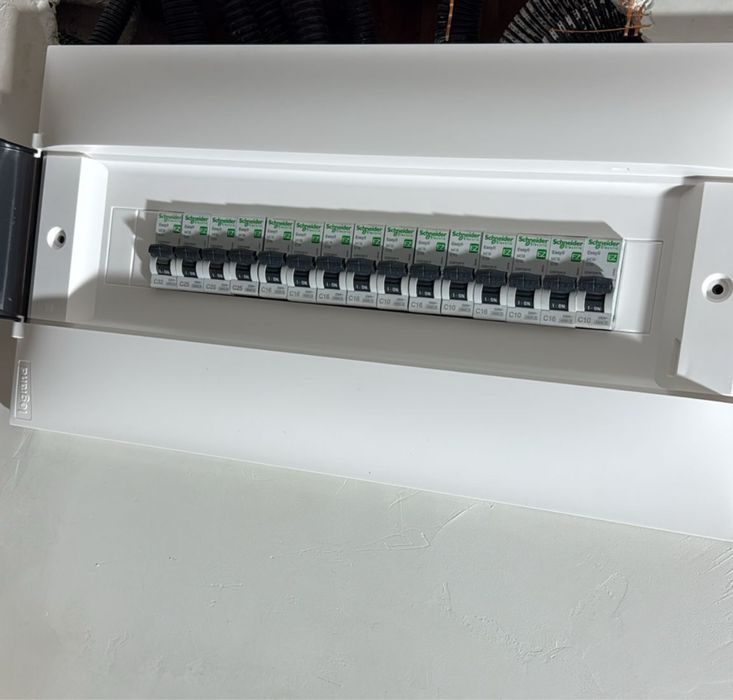 Servicii profesionale instalații electrice MEDIAS