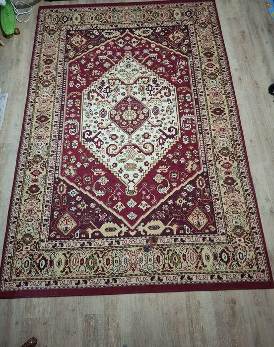 Продам ковёр,в одном месте прожженный утюгом