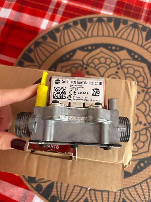 Placă electronică și vană de gas pentru centrala din poză ARISTON.