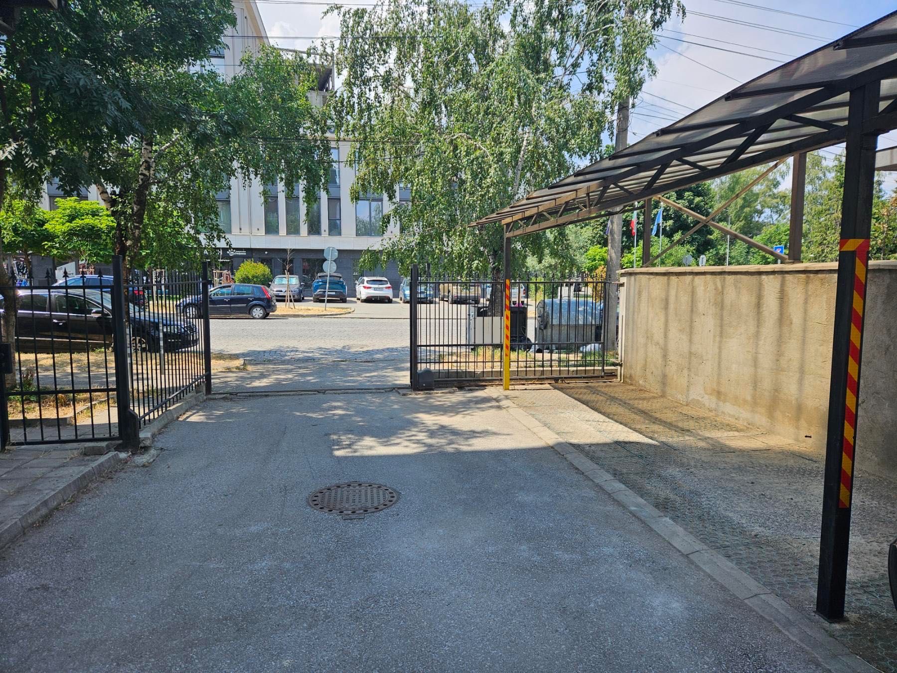 Покрито паркомясто в двор с автоматична врата