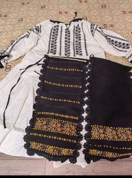 Costum tradițional romanesc - cusut manual