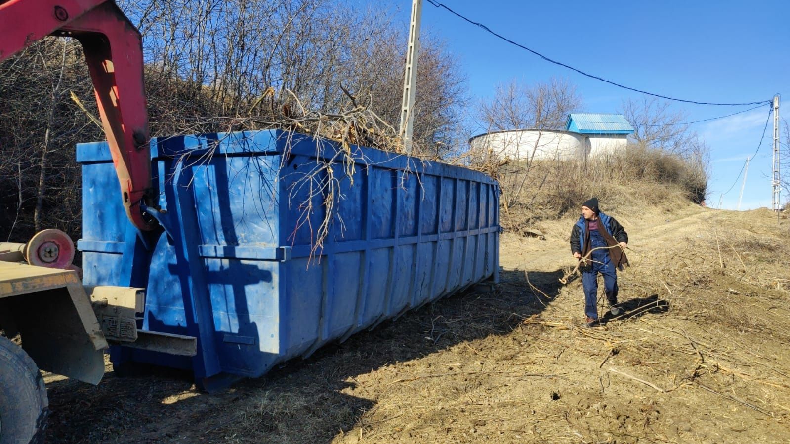 Debarasari crengi,iarba.defrisari,Evacuări resturi vegetale cu macara,