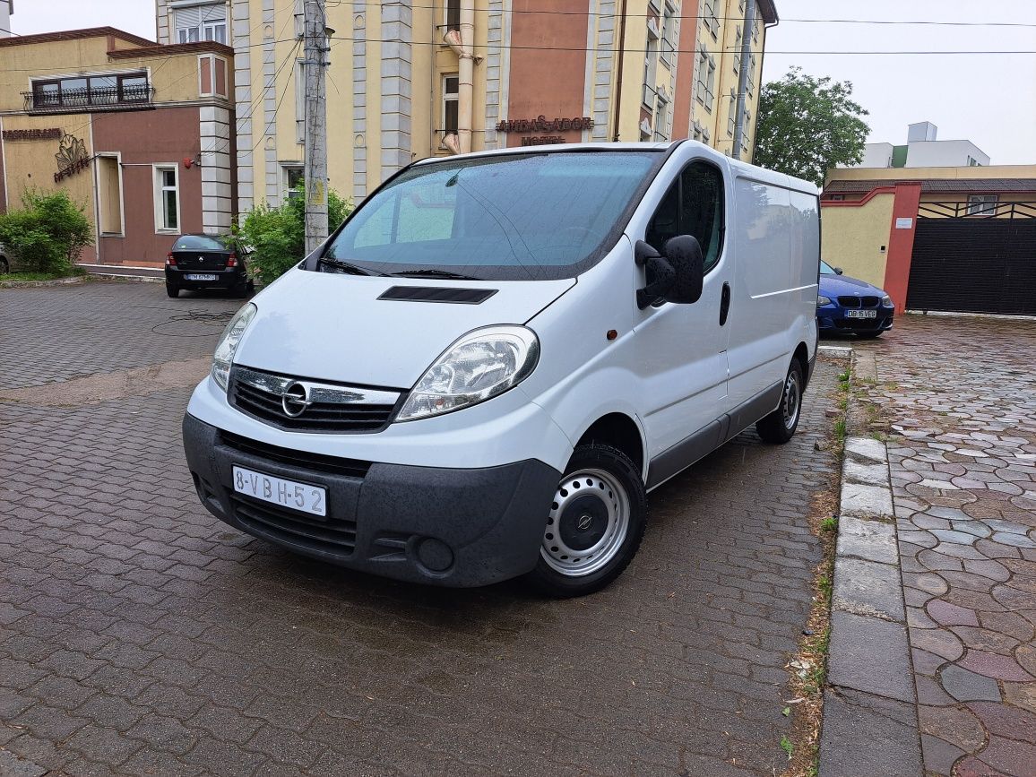 Opel Vivaro 2.0cdti ,3 locuri, clima