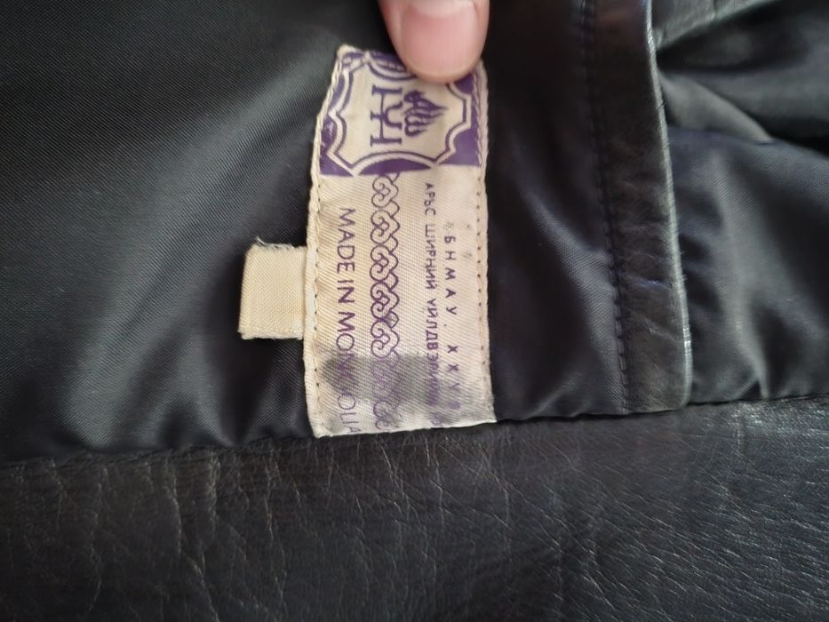 Vând geacă de piele tip sacou, culoare neagră,veche,producție Mongolia