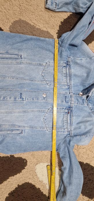 Vând geaca denim