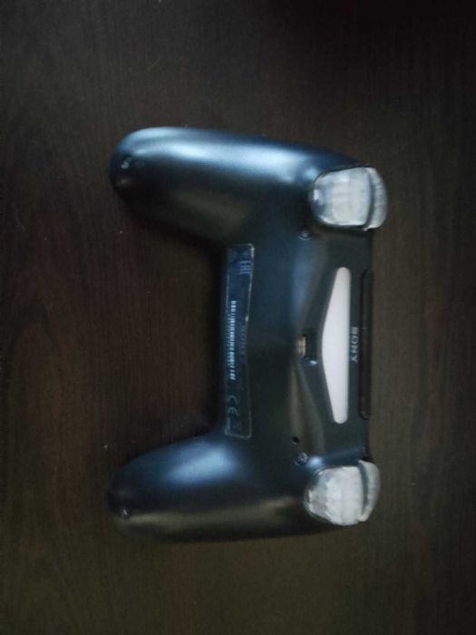 Playstation 4 pro със два джойстика.