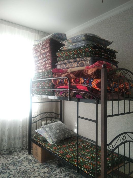 Кровать железный 2 этажный.