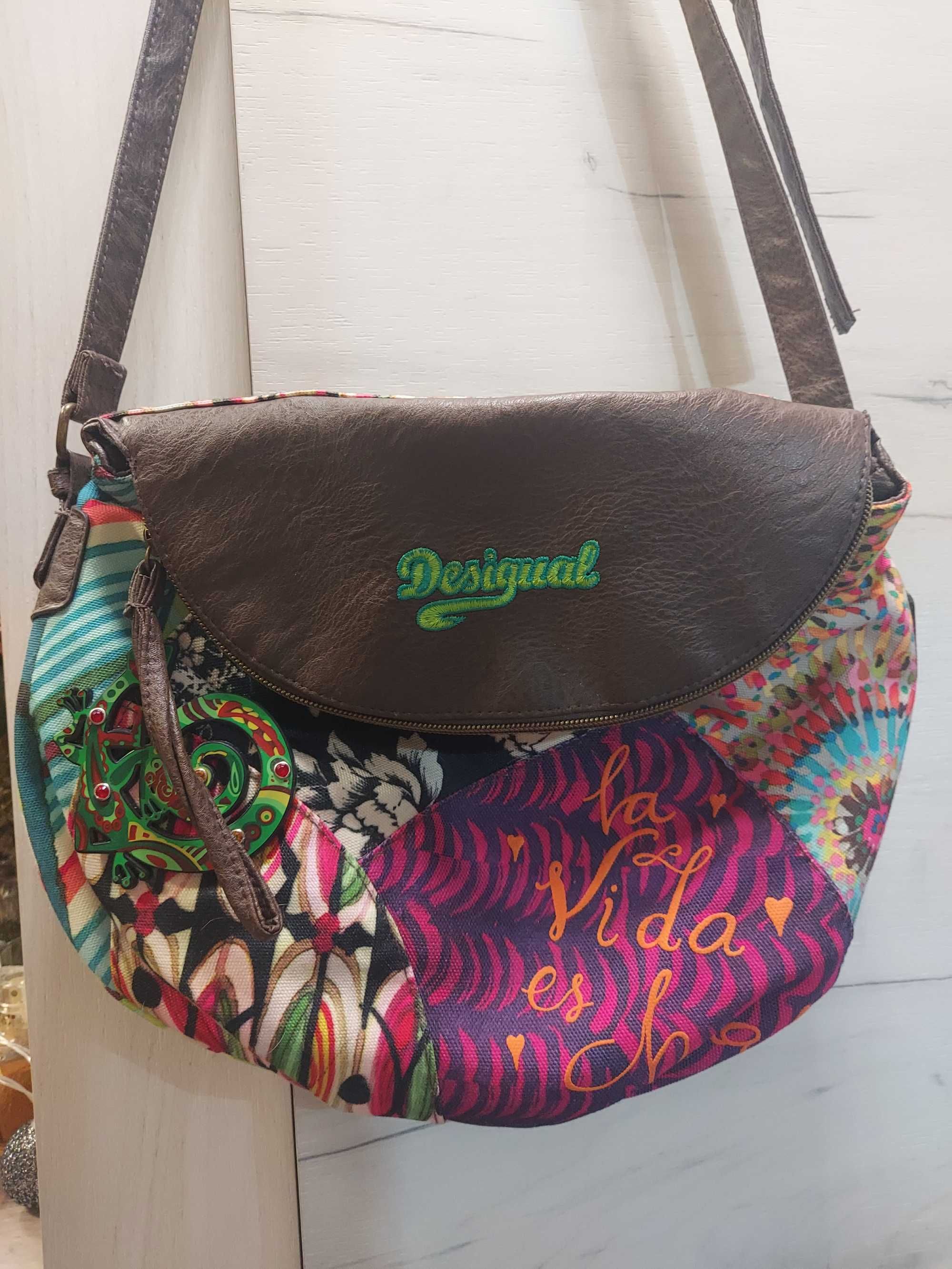 Прекрасна Desigual чанта  в типичен еклектичен стил
