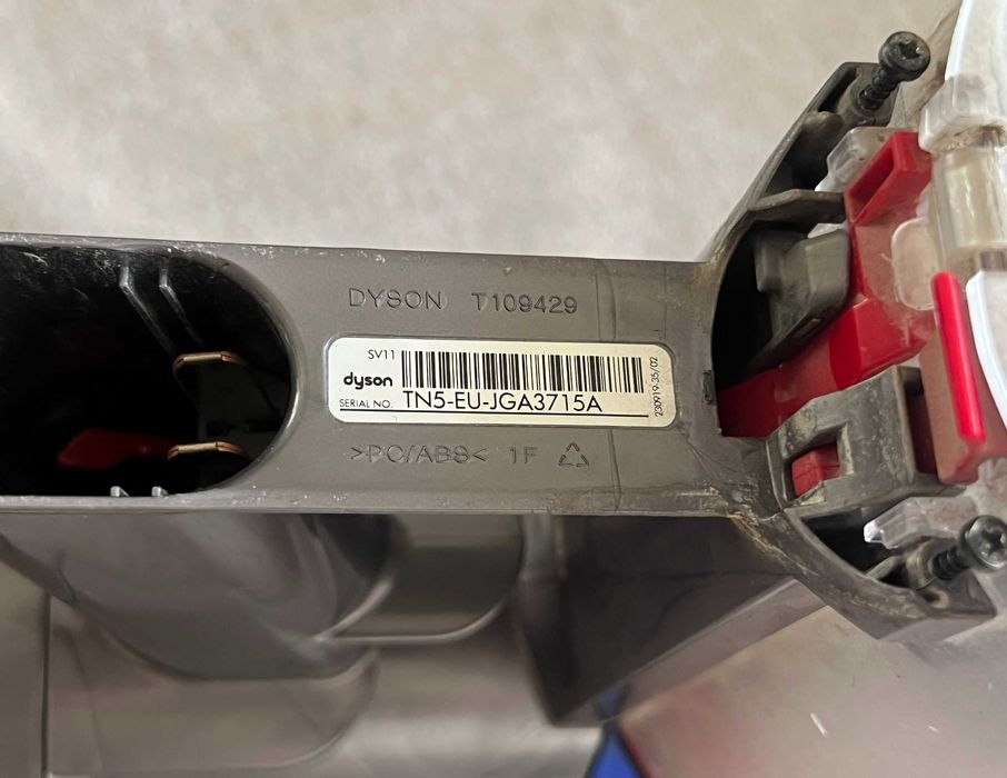 Aspirator Dyson V7 - corp fara accesorii si baterie - bun - verificat