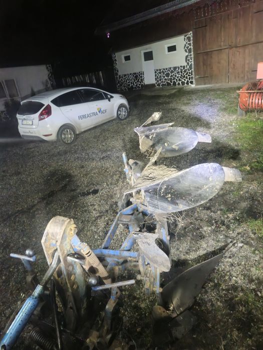 Vând plug reversibil