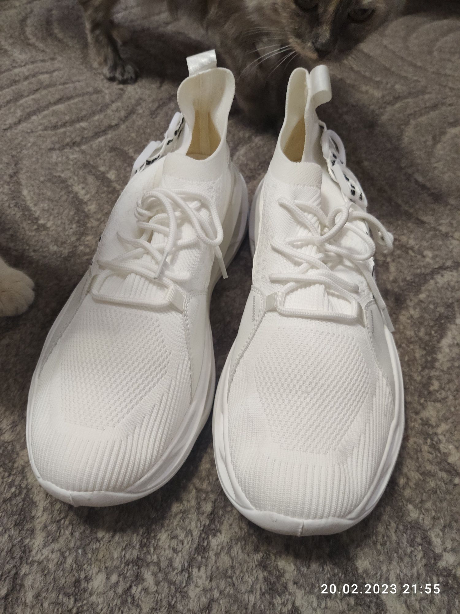 Белые новые кроссовки