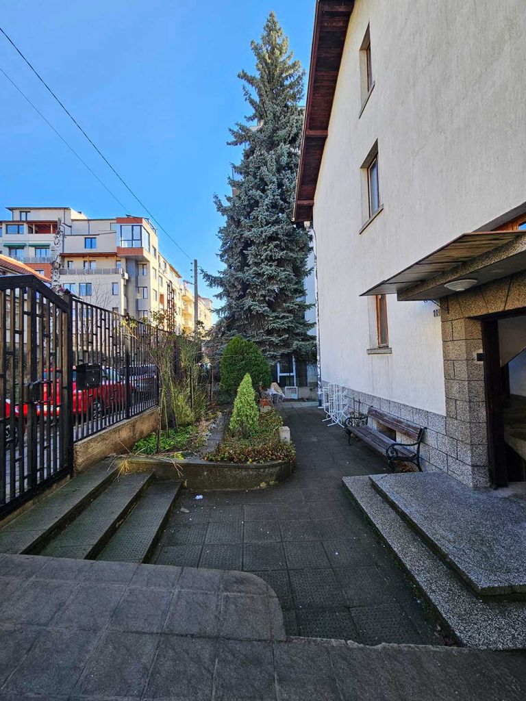 Продава се Къща в София, Гео Милев - 405 кв.м за 2963 €/кв.м - Снимка #1