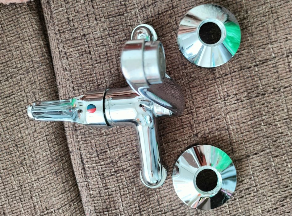 Продавам стенен смесител