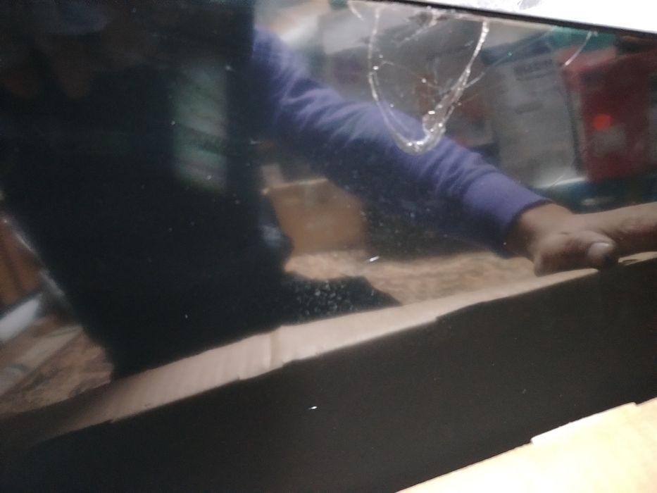 Televizor LED 40" Nokia Full HD, Smart TV, pt piese, ecran lovit