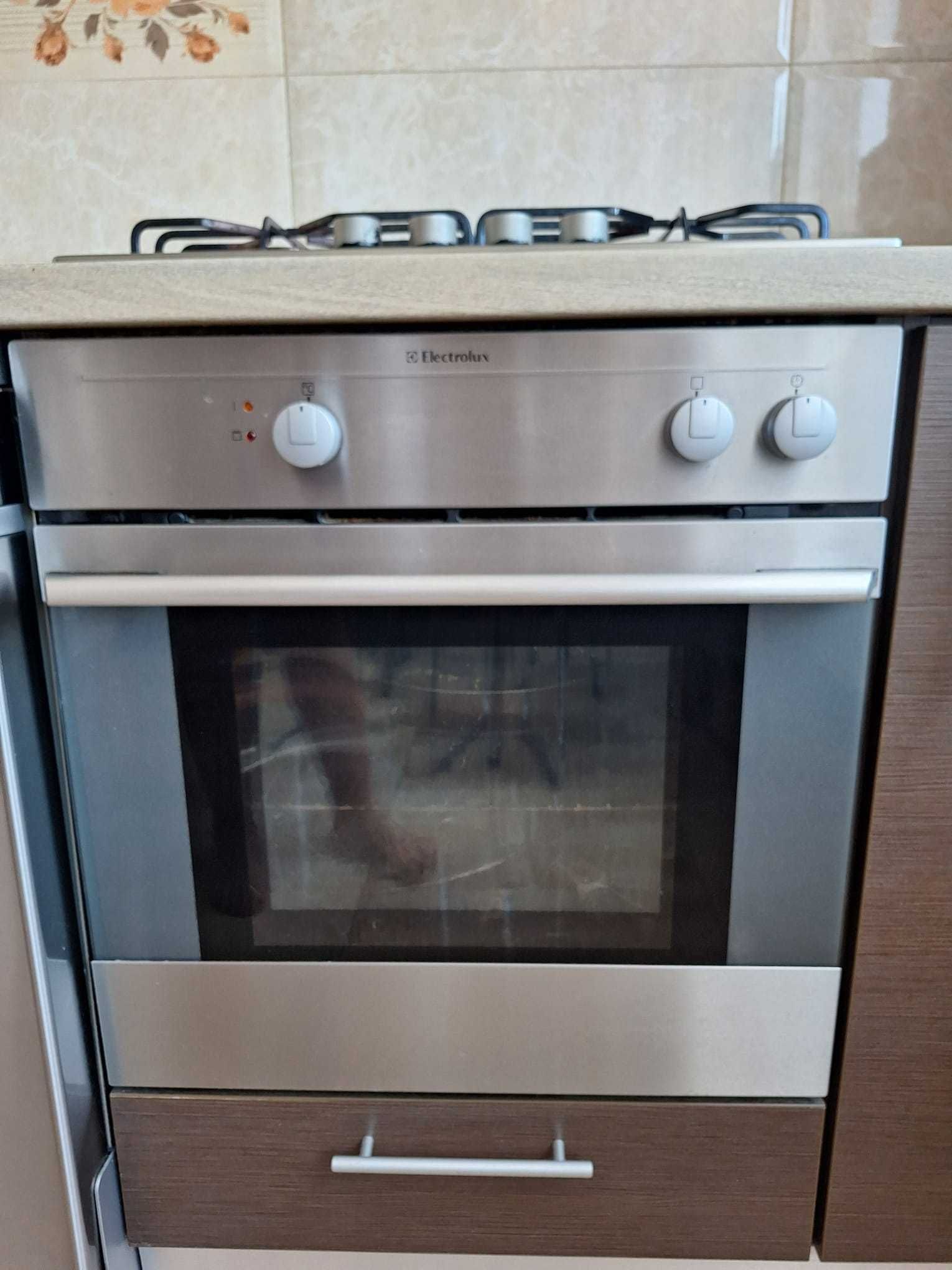 Vand cuptor cu plita pe gaz, de la Electrolux