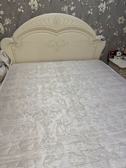 Двуспальная кровать