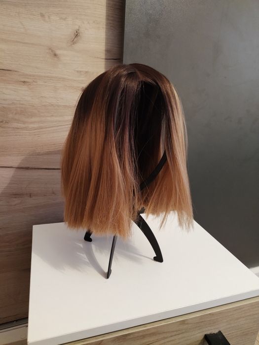 Vând peruci în stare foarte buna