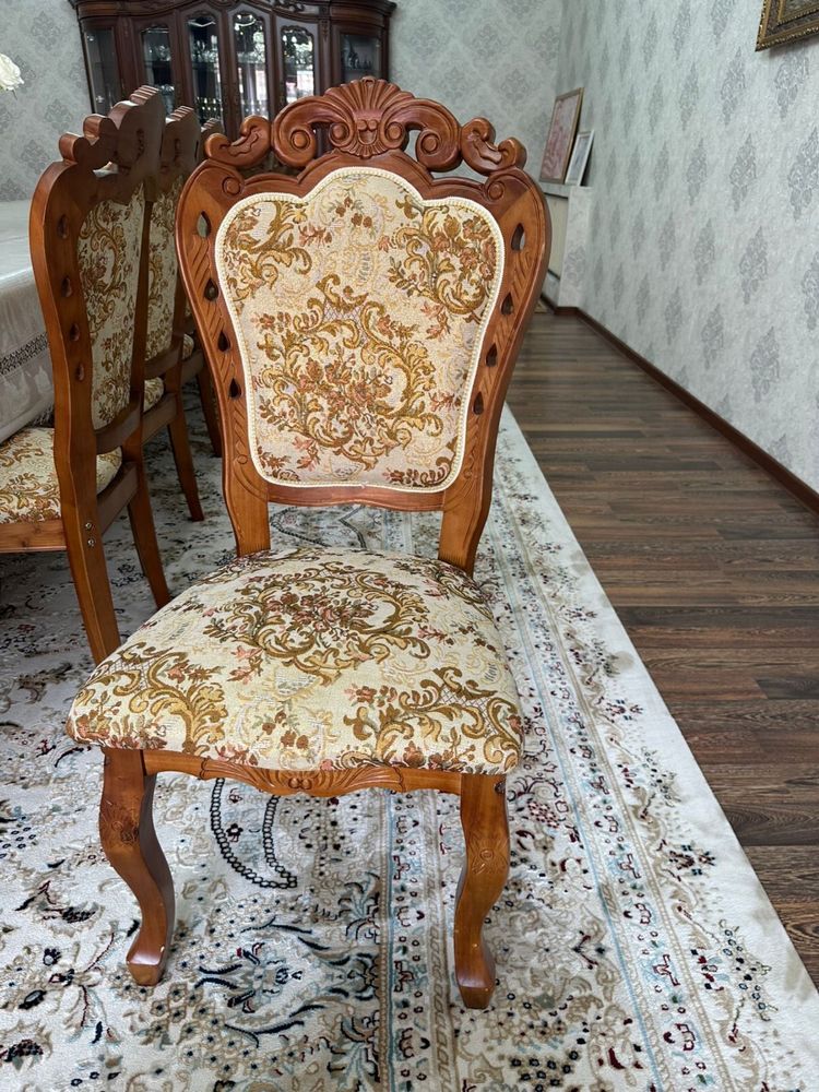 Продаётся стол со стульями