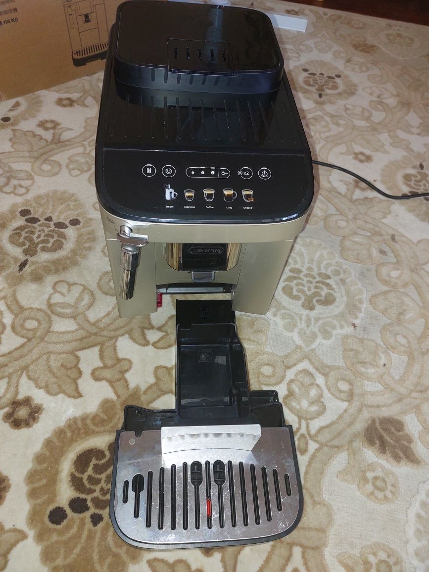 Vând aparat de cafea Delonghi Magnifica S