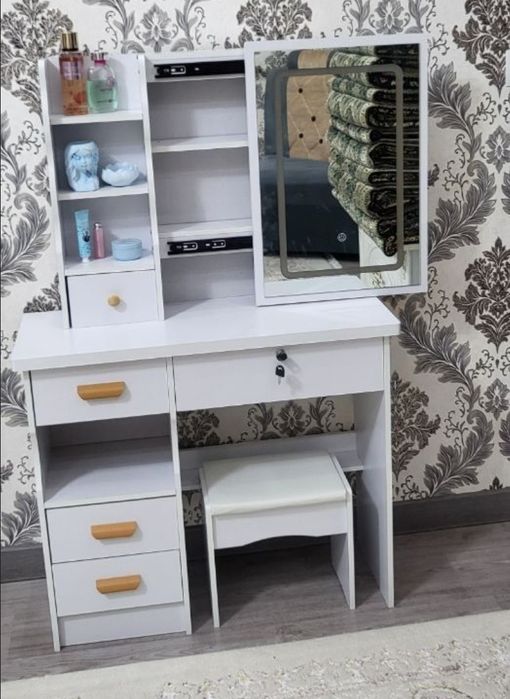 Трюмо. Стол  для макияжас пуфом