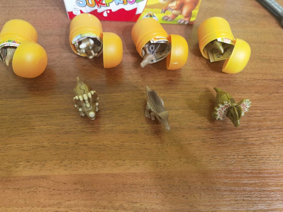 Киндер фигурки динозаври