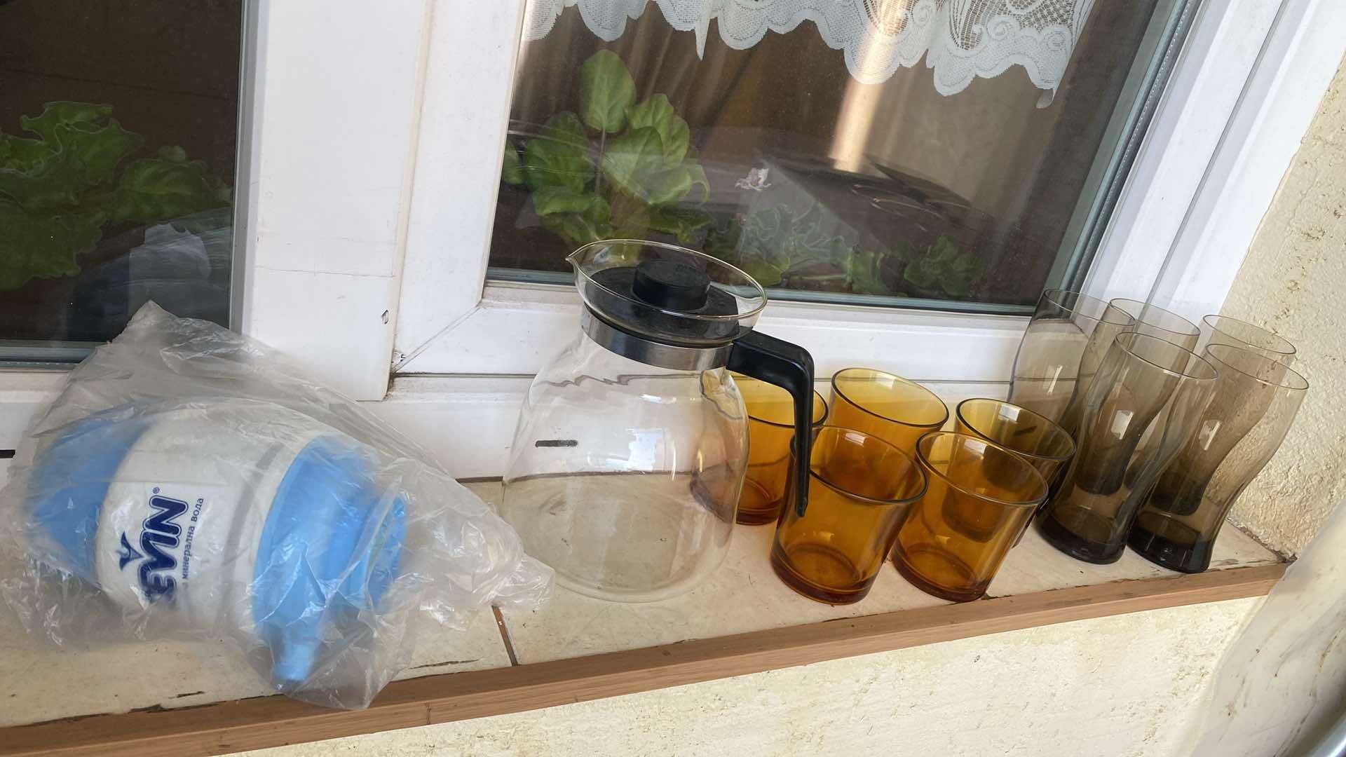Продавам 2 сета от сервиз за чаши, кани и помпа за вода за 10 лв