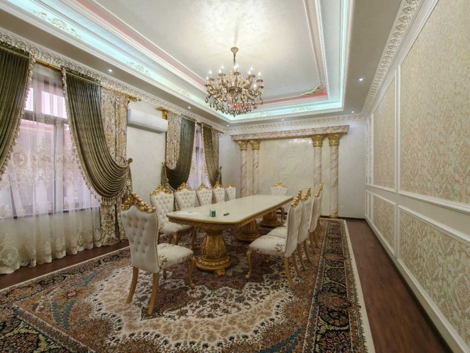 Продаётся комплект стола со стульями из массивного дерева