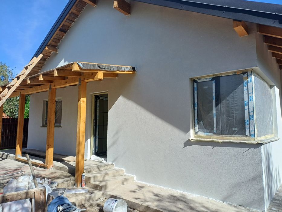 Costrucții case la rosu și la cheie