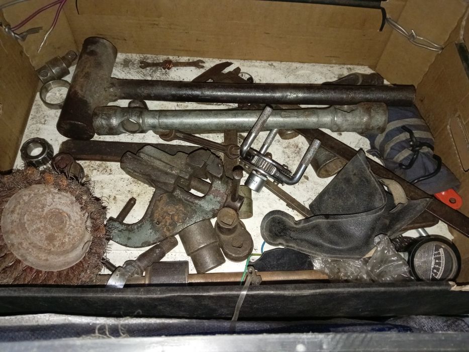 Советские ключи больших размеров, тиски, сьемник фильтров, канистры